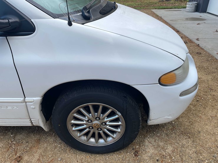1999-chrysler-town-&-country-image-25