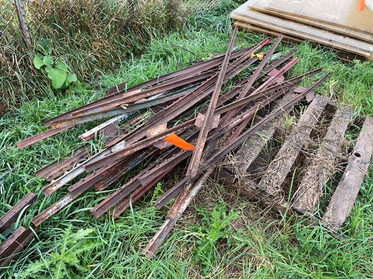 #9609-•-(2)-pallets-steel-t-posts-image-9