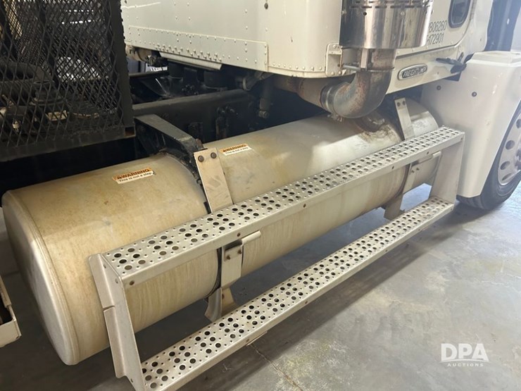 1999-freightliner-fld120-image-22