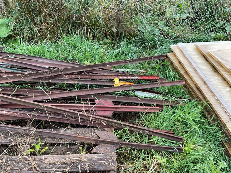 #9609-•-(2)-pallets-steel-t-posts-image-3