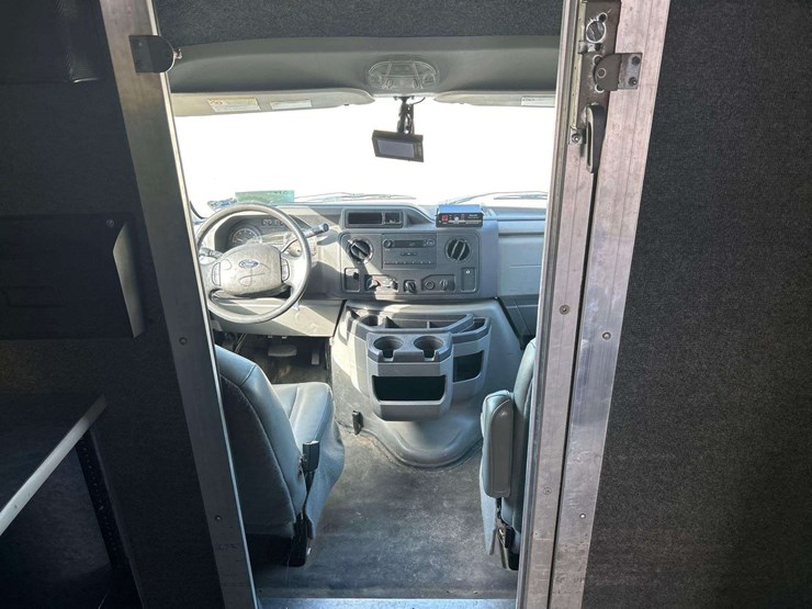 2015-ford-e350-image-25