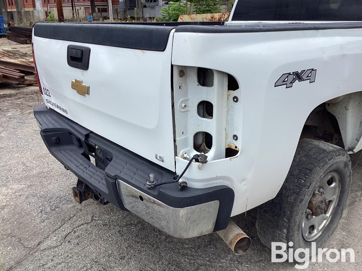 2013-chevrolet-silverado-2500-image-14