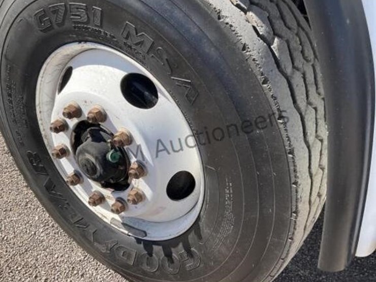 2003-freightliner-fl80-image-10