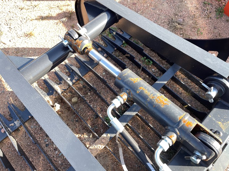 #4084-•-84"-skeletal-rock-grapple-bucket-attachment-image-11