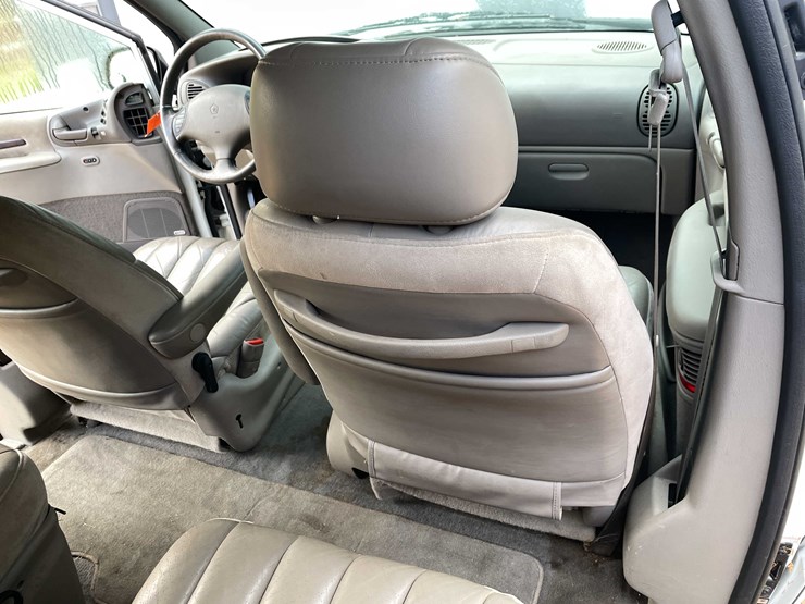 1999-chrysler-town-&-country-image-107