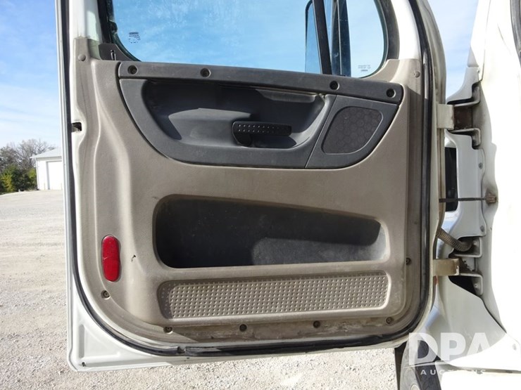 2018-freightliner-cascadia-day-cab-truck-(pz13986,-unit-405)-image-72