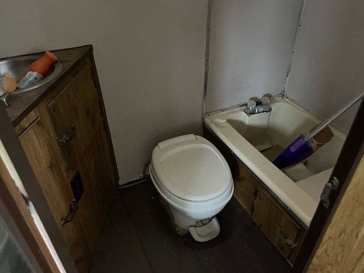 #8044-•-1986-3-horse-gooseneck-camper-trailer-(no-title)-image-63