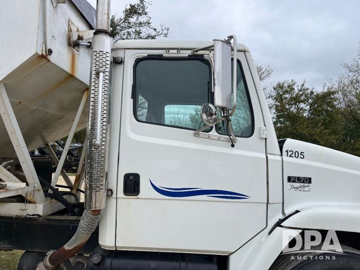 1995-freightliner-fl70-image-25