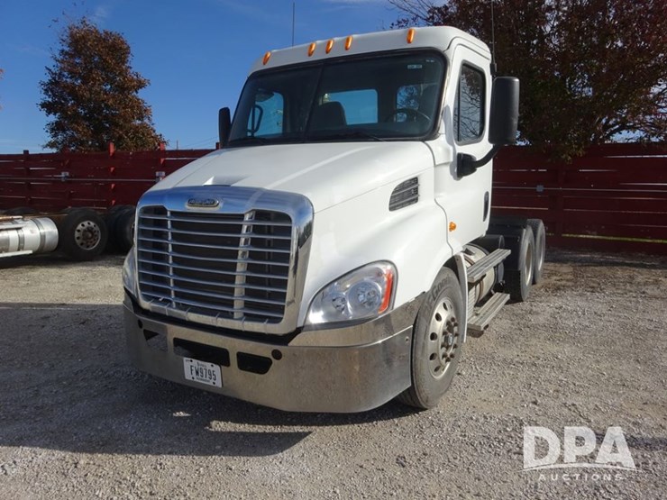 2018-freightliner-cascadia-day-cab-truck-(pz13986,-unit-405)-image-4