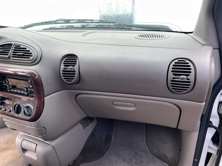 1999-chrysler-town-&-country-image-98