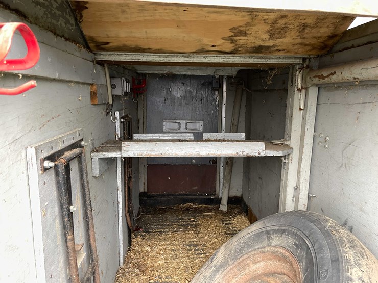 #8044-•-1986-3-horse-gooseneck-camper-trailer-(no-title)-image-53