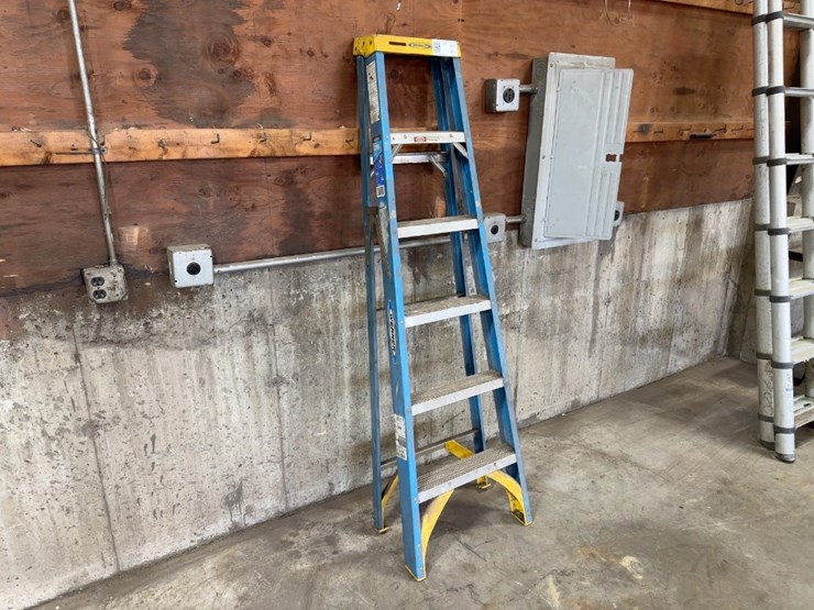 werner-6'-fiberglass-step-ladder-image-2