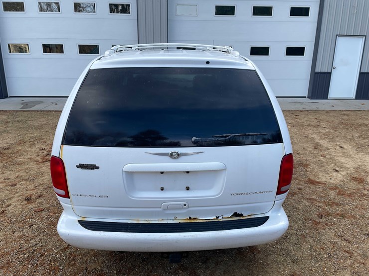 1999-chrysler-town-&-country-image-34