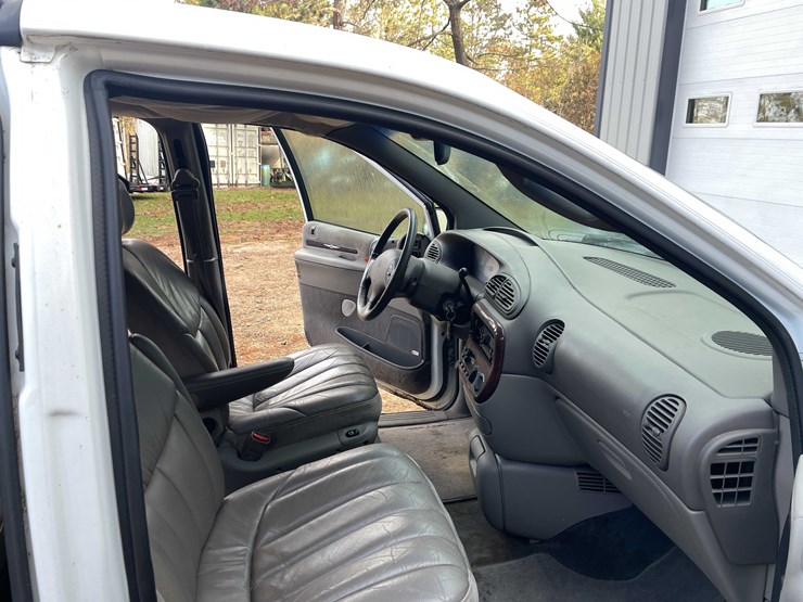 1999-chrysler-town-&-country-image-87