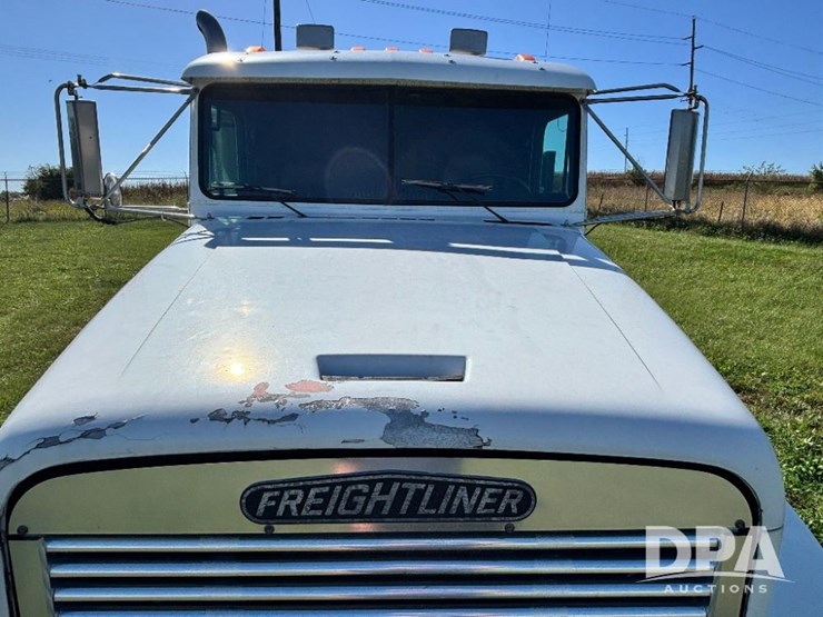 1993-freightliner-fld120-image-18