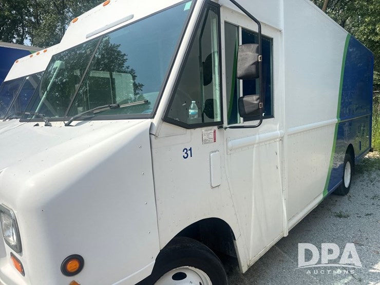 2012-ford-f59-image-2