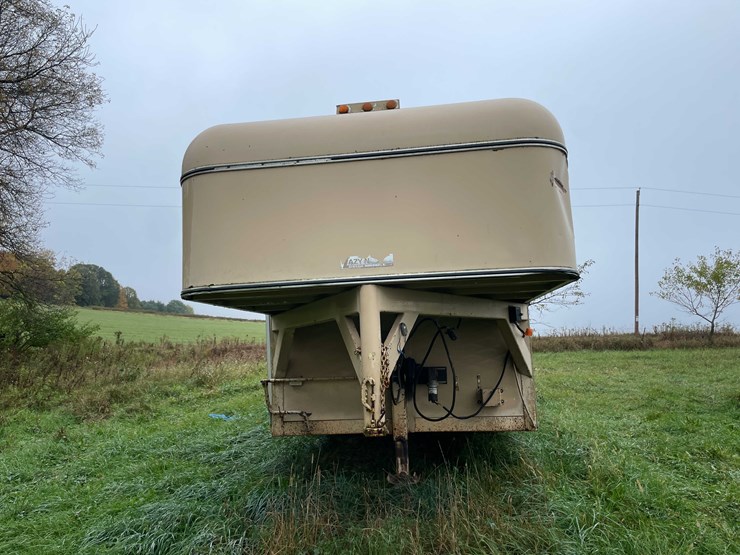 #8044-•-1986-3-horse-gooseneck-camper-trailer-(no-title)-image-2