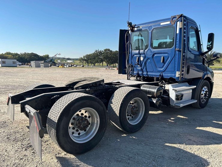 2021-freightliner-cascadia-116-image-3