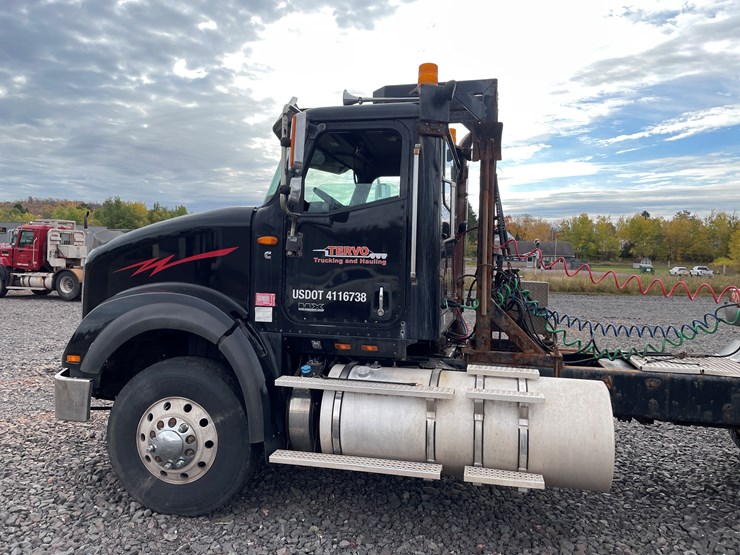 #1002-•-2021-international-semi-tractor-(has-mi-title)-image-5