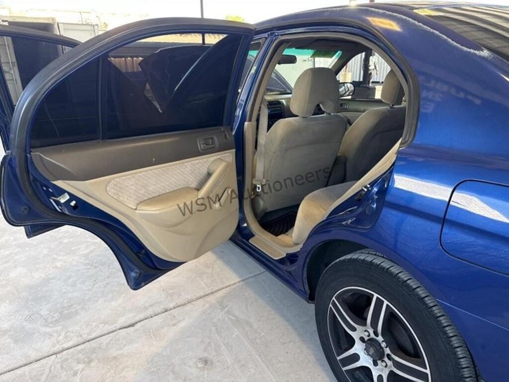 2005-honda-civic-sdn-image-23