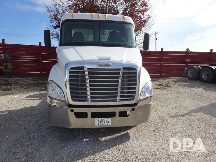 2018-freightliner-cascadia-day-cab-truck-(pz13986,-unit-405)-image-6