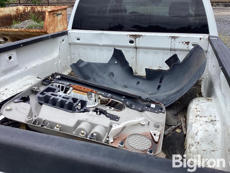 2013-chevrolet-silverado-2500-image-15