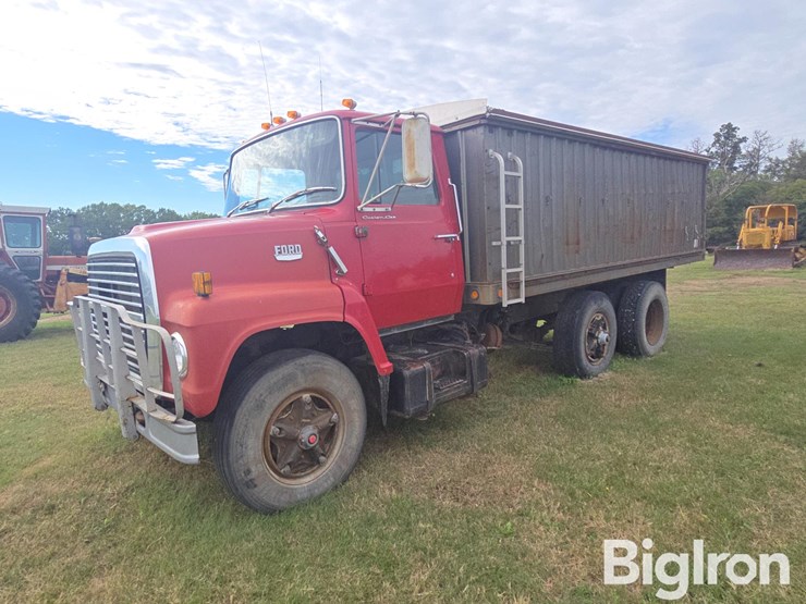 1976-ford-700-image-1