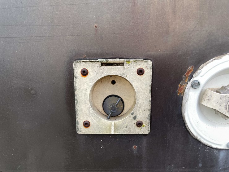 #8044-•-1986-3-horse-gooseneck-camper-trailer-(no-title)-image-18