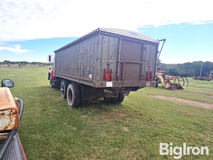 1976-ford-700-image-7