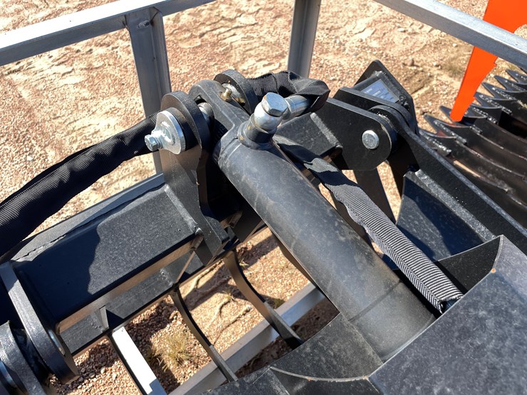 #4114-•-72"-rock-grapple-bucket-attachment-image-9