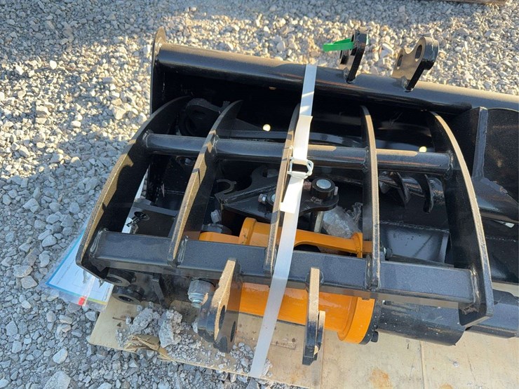 future-qty-(8)-excavator-attachment-image-5