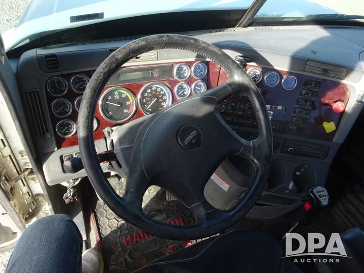 2016-freightliner-coronado-day-cab-glider-truck-(pz13982,-unit-720)-image-105