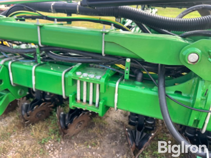 2019-john-deere-1725-image-13