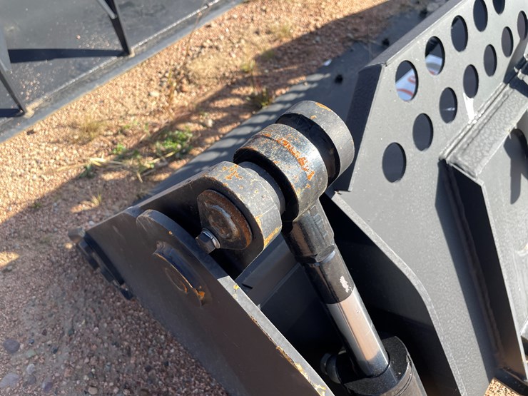 #4078-•-72"-4-in-1-bucket-attachment-image-5