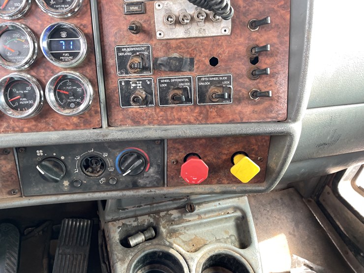 #1001-•-2004-kenworth-semi-tractor-(has-mi-title)-image-38