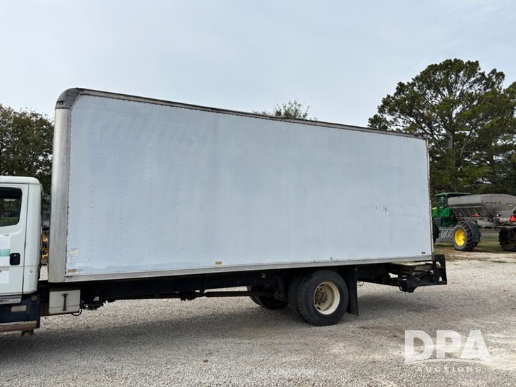 2000-freightliner-fl70-image-3