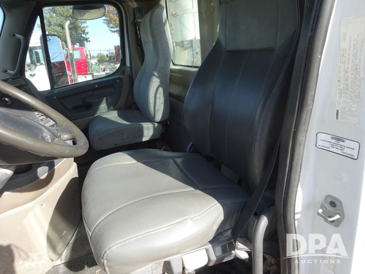 2018-freightliner-cascadia-day-cab-truck-(pz13986,-unit-405)-image-74