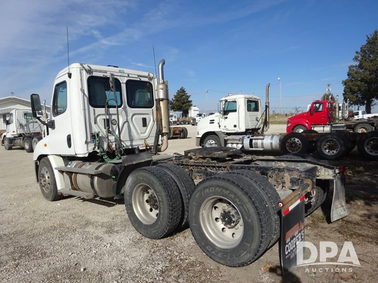 2018-freightliner-cascadia-day-cab-truck-(pz13986,-unit-405)-image-25