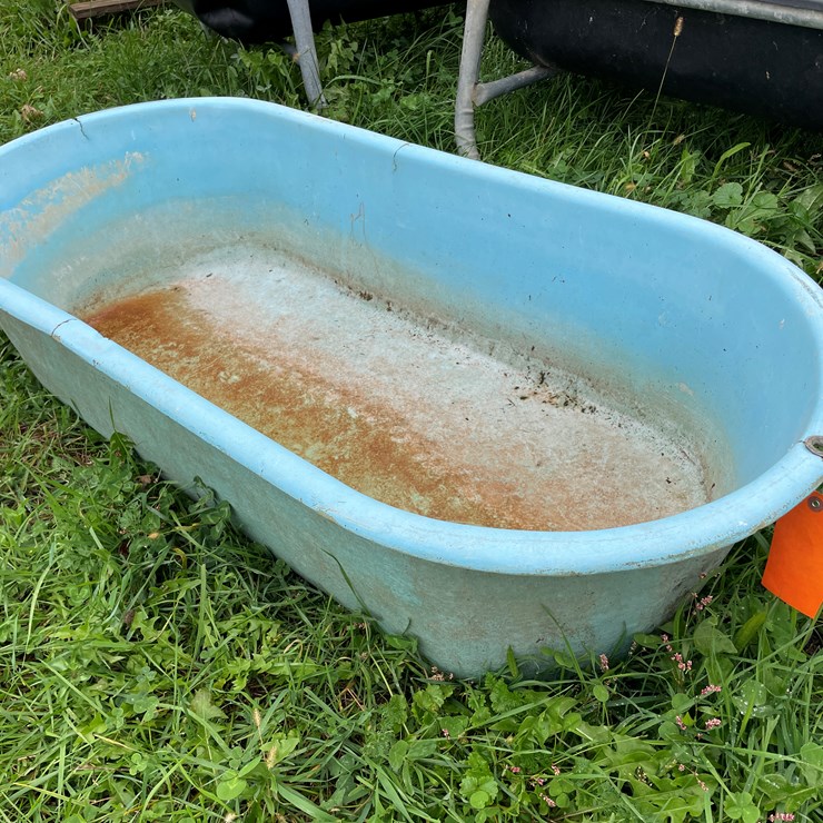 #9628 • Vintage Fiberglass Tub