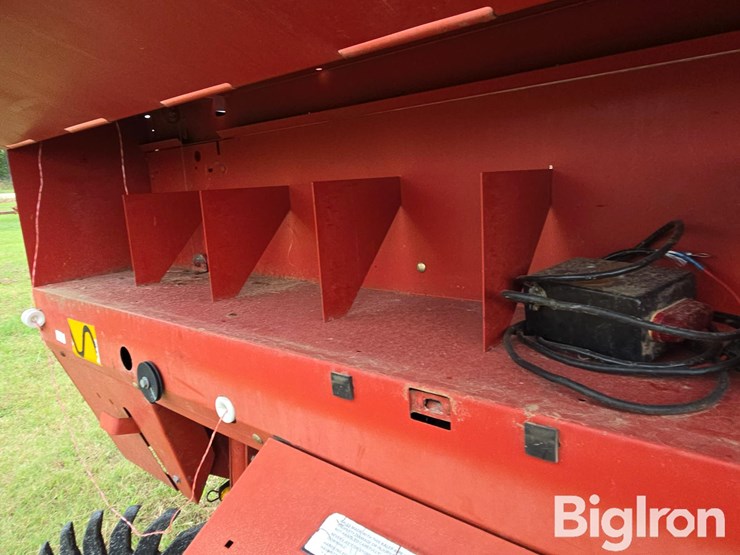 new-holland-660-image-17