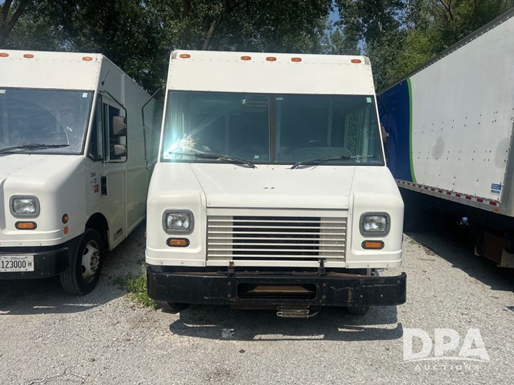 2012-ford-f59-image-3