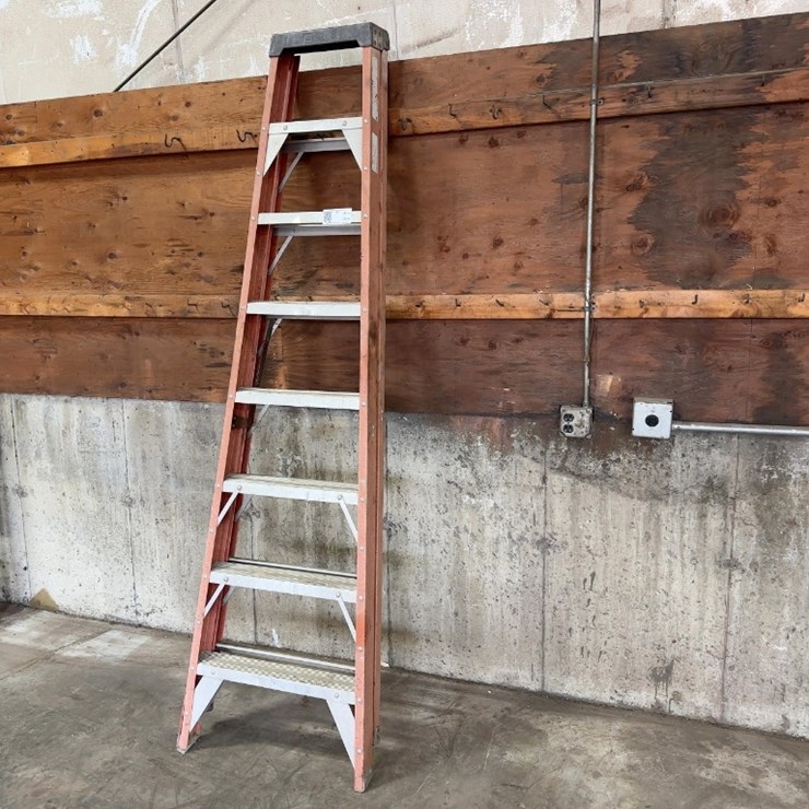 8' FIBERGLASS STEP LADDER