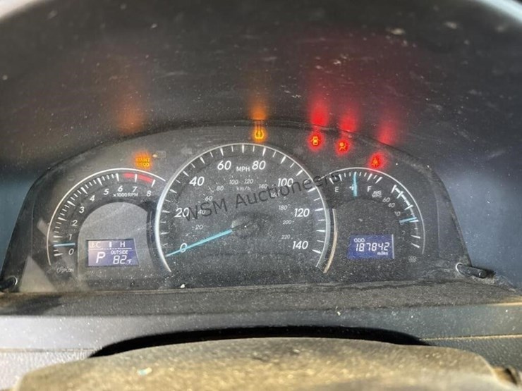 2014-toyota-camry-sdn-image-16