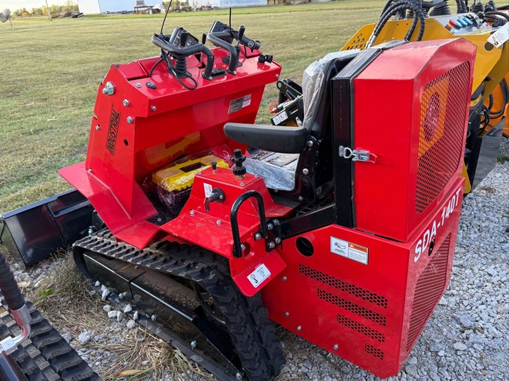 agt-sda-140t-mini-track-loader-image-1