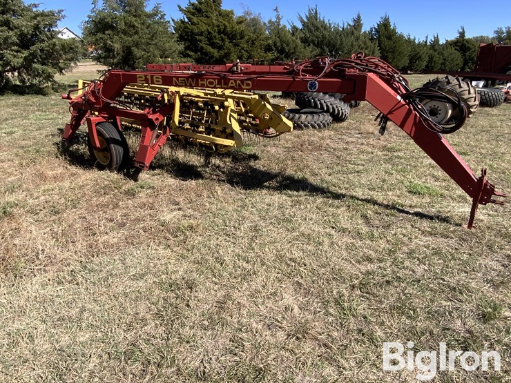 new-holland-216-image-3