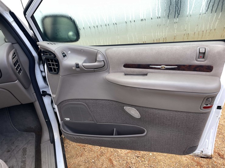 1999-chrysler-town-&-country-image-90