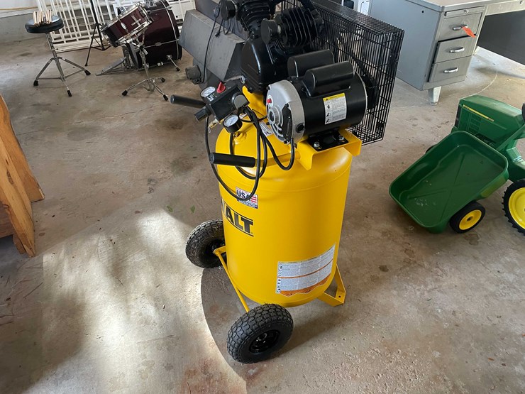 #6606-•-dewalt-air-compressor-image-5