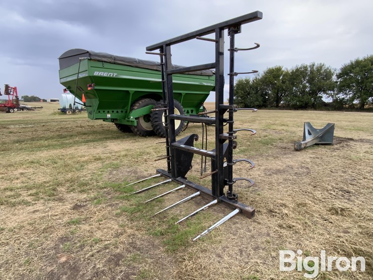 dymax-bale-spear-wheel-loader-attachment-image-1