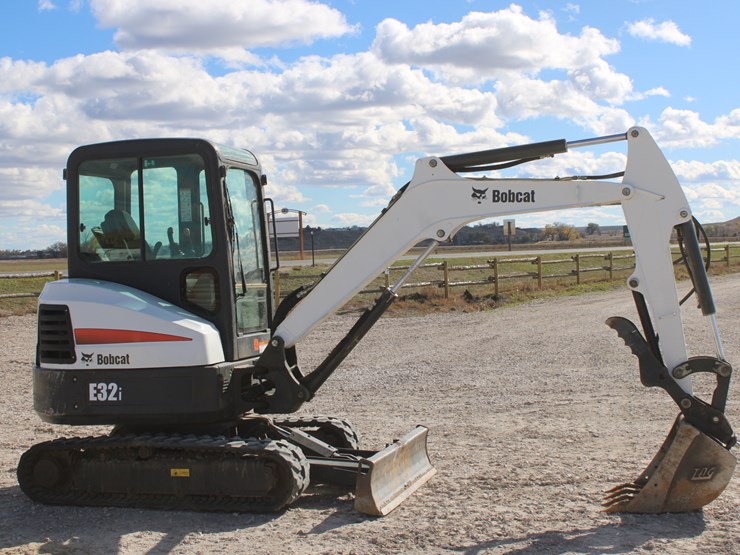 2016-bobcat-e32i-image-9