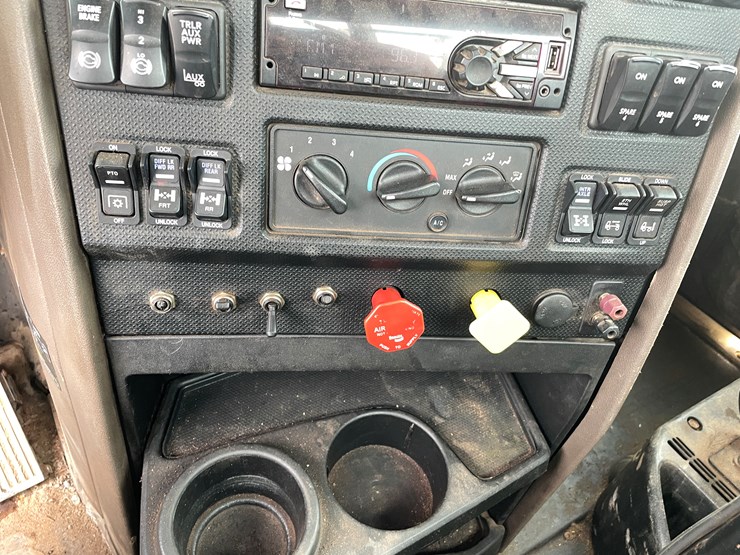 #1002-•-2021-international-semi-tractor-(has-mi-title)-image-28